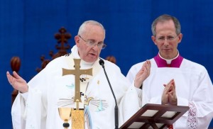 Papa Francesco: "Non si uccide in nome di Dio, ma la fede non si ridicolizza"