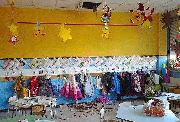 Crolla il soffitto in una scuola materna a Milano: sette bimbi feriti