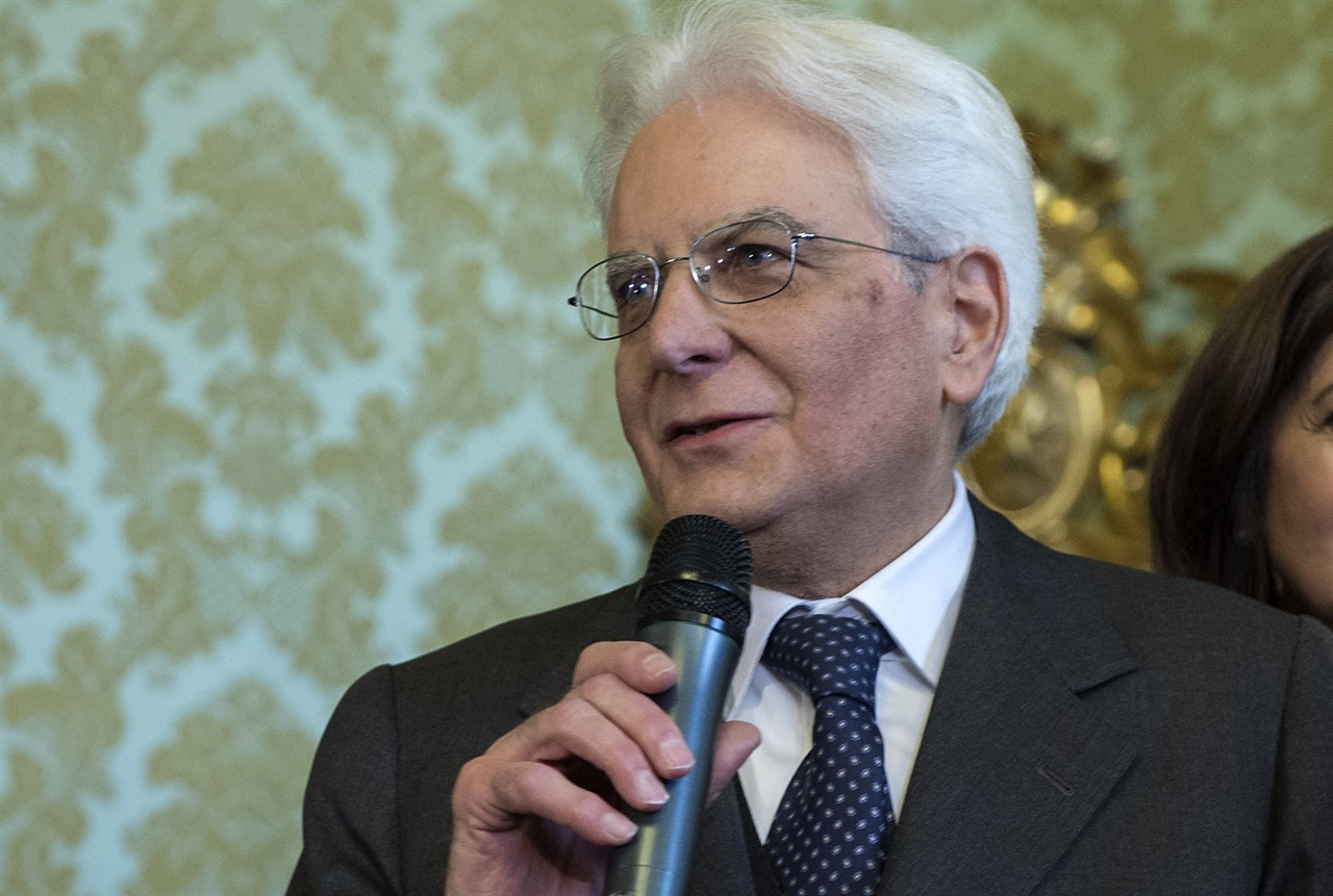 Sergio Mattarella si sposta in treno e tram per andare a Firenze