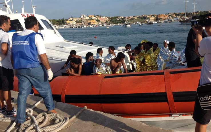 Lampedusa: ci sarebbe un quarto gommone, oltre 300 i morti