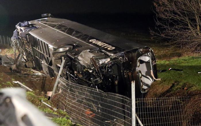 Cremona A21: Camion contro un bus di studenti in gita, 40 feriti