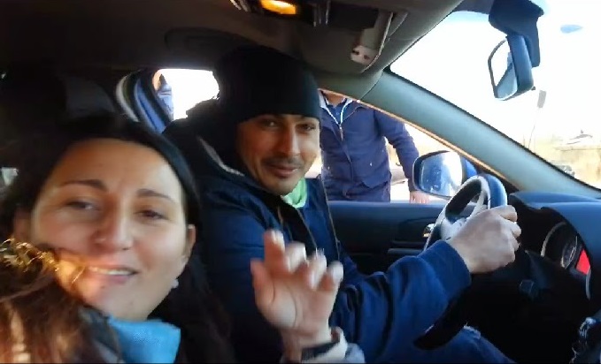 Roma, nomadi in giro con auto della polizia: il video su Facebook