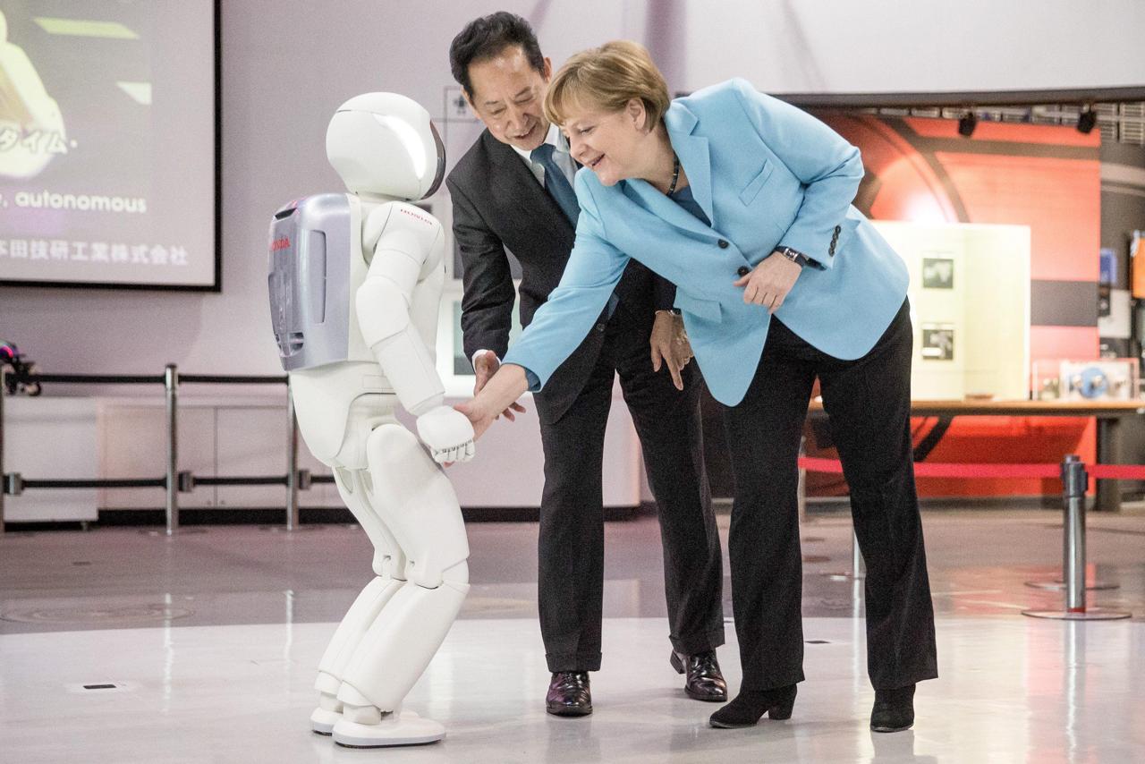 Giappone, il robot Asimo non stringe la mano alla Merkel
