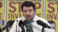 Salvini a Genova per presentare candidato, accolto con uova e fumogeni