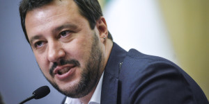 Matteo Salvini tuona su Radio Padania: "Italia, Stato di merda!"
