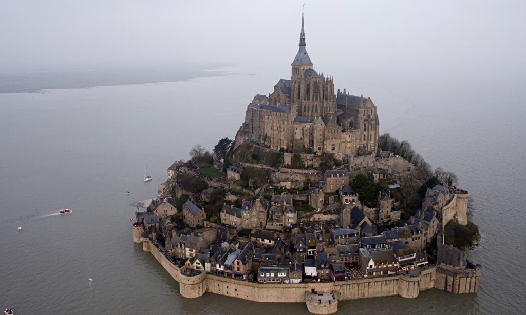 La magia della marea del secolo a Mont Saint-Michel 