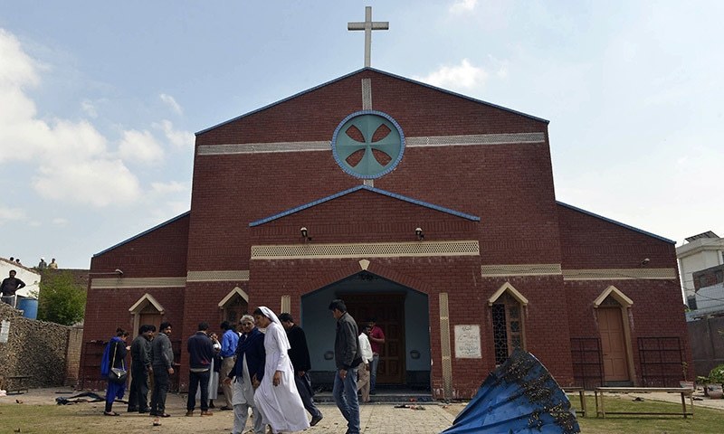 Attacco terroristico in due chiese nel Pakistan: 15 morti, tra cui donne e bambini