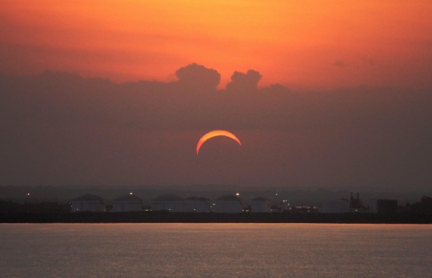 Venerdì arriva l'eclisse di Sole anche sull'Italia, come fare per osservarla