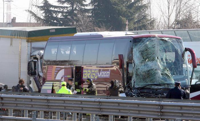 Grave incidente stradale sulla A4: coinvolte 50 persone, un ferito