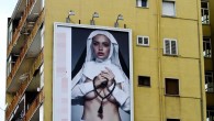 Suora sexy a Napoli, polemiche per cartellone pubblicitario