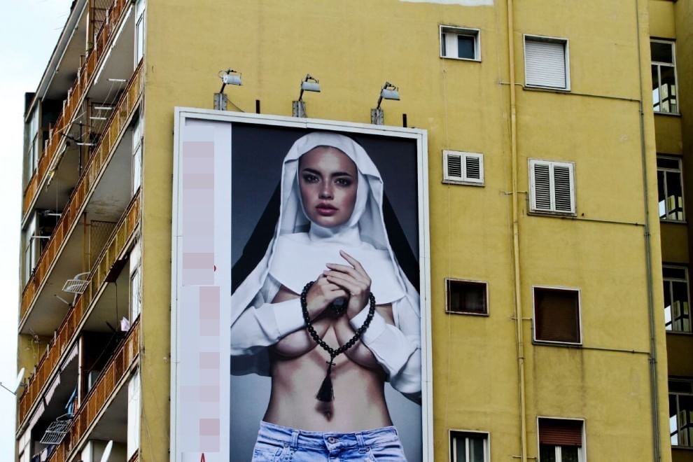 Suora sexy a Napoli, polemiche per cartellone pubblicitario