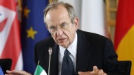Def, giunta la promozione dell'Ue, Padoan: "Sui vincoli non si sgarra"