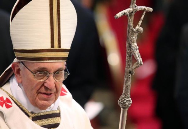 Papa ai sofferenti Caritas: "Inginocchiarsi davanti a un povero"