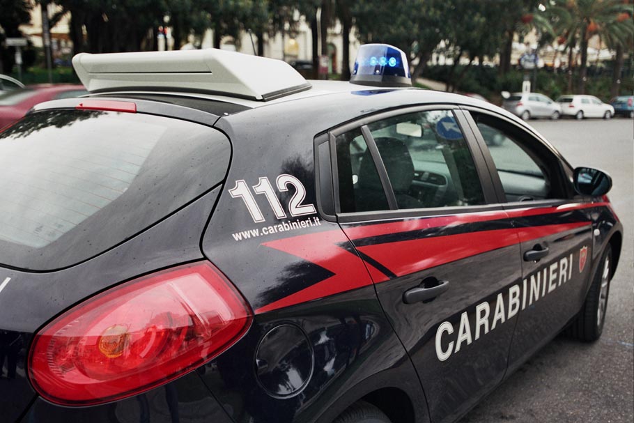 Roma, donna etiope aggredisce i passanti con una lancia di ferro