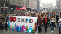 Milano: corteo no Expo, striscione esposto sulla struttura dell'Expo Gate