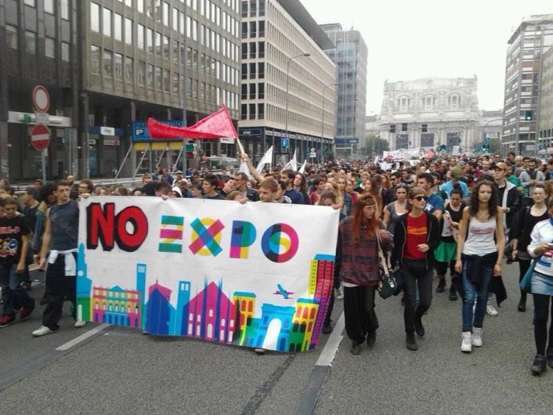 Milano: corteo no Expo, striscione esposto sulla struttura dell'Expo Gate