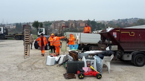 Operatori Ama presi a bastonate da tre rom, succede a Roma