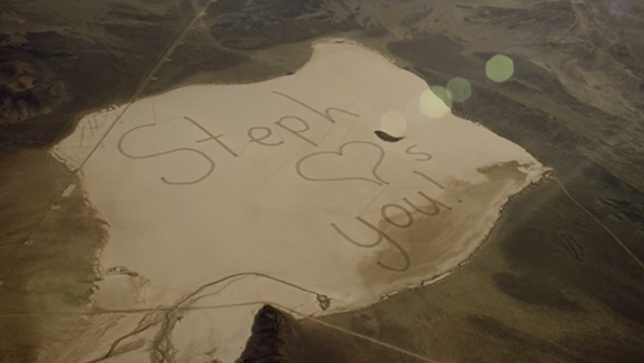 Scrive "Ti voglio bene" al papà astronauta nel deserto, 13enne commuove il web