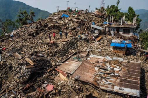 Nepal: nuova scossa di terremoto di magnitudo 7.3, morti e feriti