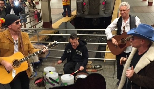 New York: gli U2 suonano in metro a sorpresa, stupore tra i passanti