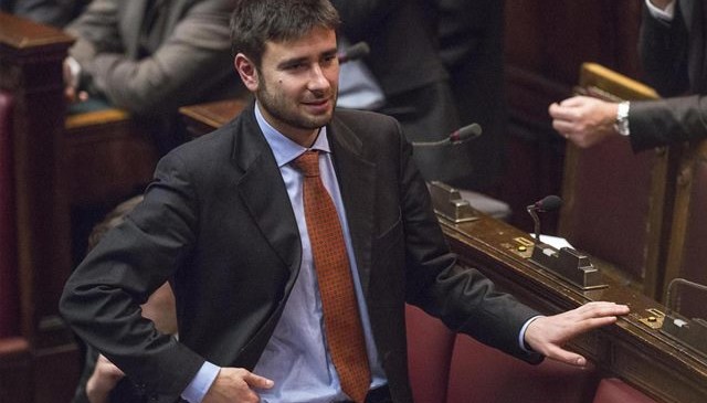 Scuola, Di Battista del M5S: "Ritiro del Ddl, lo vuole maggioranza del Paese"