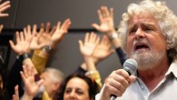 Beppe Grillo cameriere per aiutare candidata a raccogliere fondi