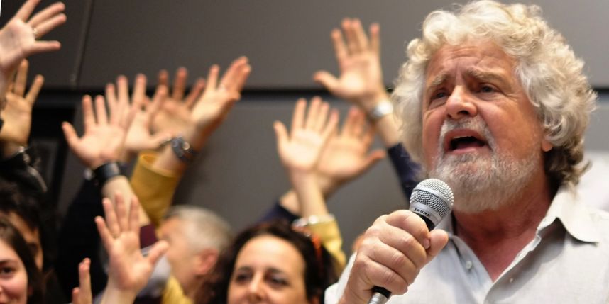 Beppe Grillo cameriere per aiutare candidata a raccogliere fondi