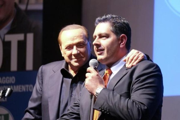 Berlusconi a Genova per sostenere Toti cade dal palco del comizio