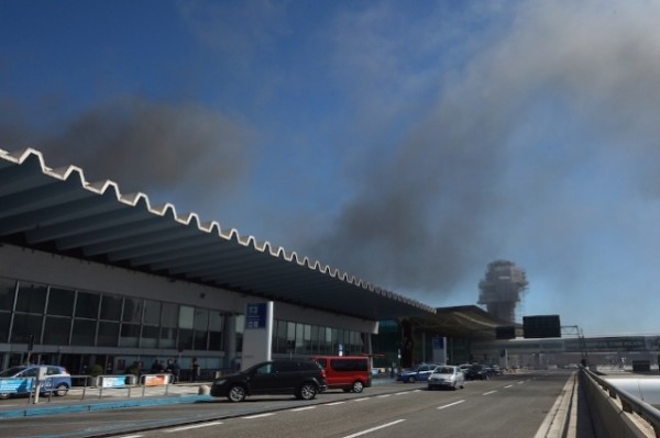 Notte di fuoco e paura a Fiumicino: l'aeroporto riprende a funzionare