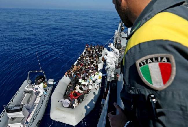 L'Unione Europea vara la missione antiscafisti. All'Italia il comando