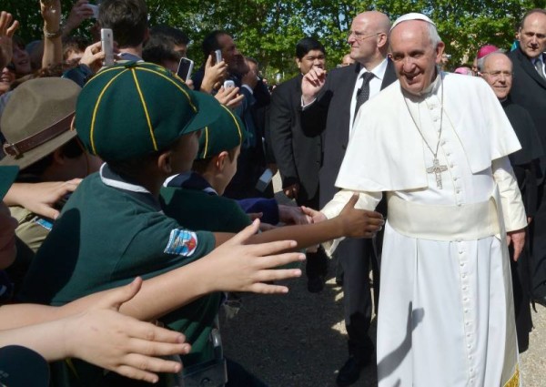 Papa Francesco a Ostia: "Pregate per me, sono un po' malato"