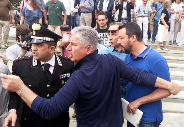 Comizio di Salvini a Massa Carrara: scontri con la polizia, due feriti