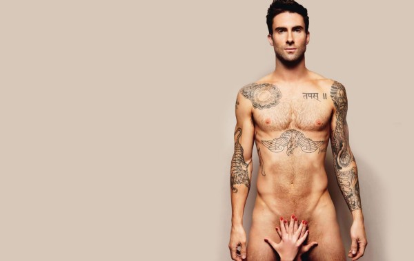 Adam Levine nudo