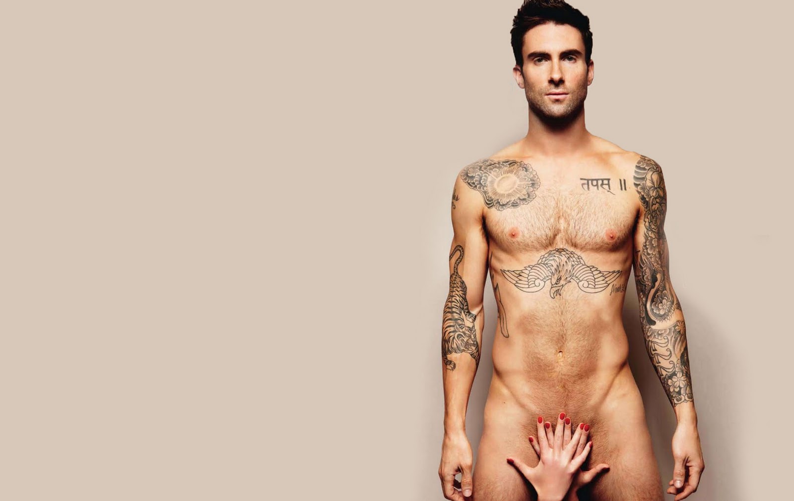Adam Levine nudo.
