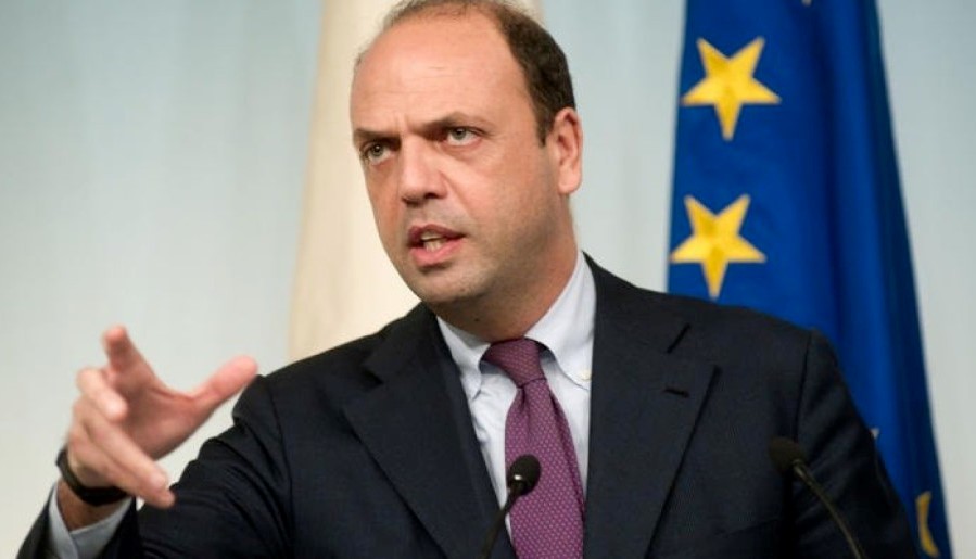 Migranti, Alfano: "Serve meccanismo per distribuire i rifugiati in Ue"