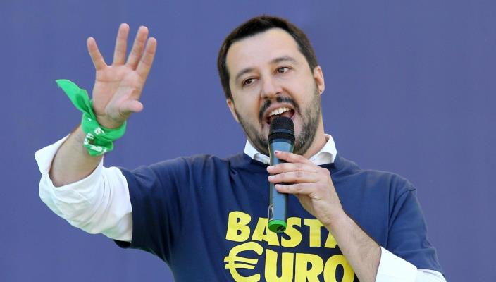 Migranti, è guerra politica. Salvini: "Occupiamo le prefetture"