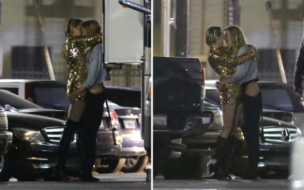 Miley Cyrus e Stella Maxwell, bacio saffico a Hollywood: fanno coppia fissa