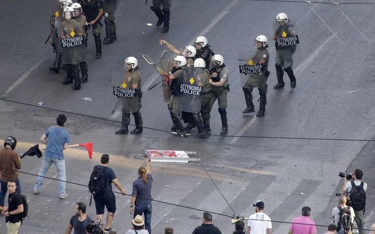 Grecia, migliaia in piazza ad Atene: "Vinceremo con orgoglio e dignità"