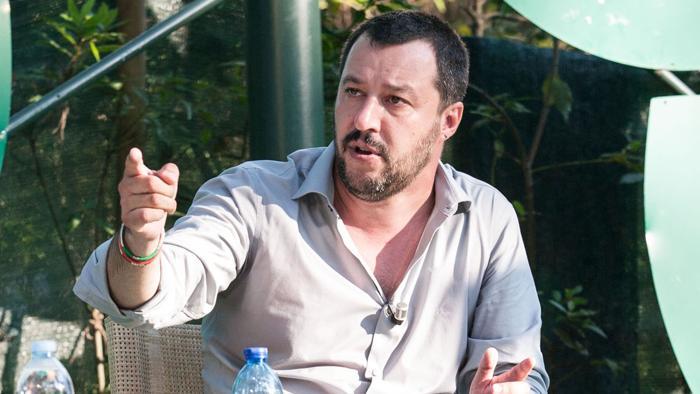 Cannabis, c'è la proposta di legge per legalizzarla. Salvini contro