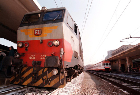 Incidente ferroviario a Piombino, treno con 150 persone a bordo esce da binari