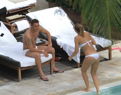 Ilary Blasi e Francesco Totti in vacanza insieme: «Lui mi stupisce ancora»