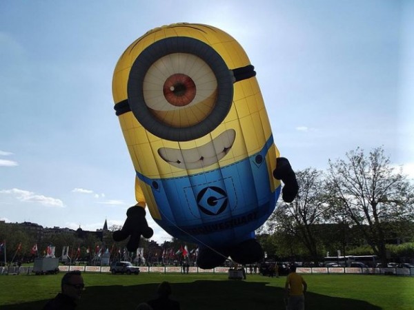 Irlanda, Dublino: un minion gigante gonfiabile finisce in strada [foto]