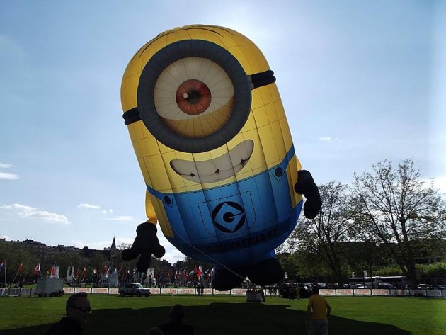 Dublino: a Santry un minion gigante gonfiabile finisce in strada [foto]