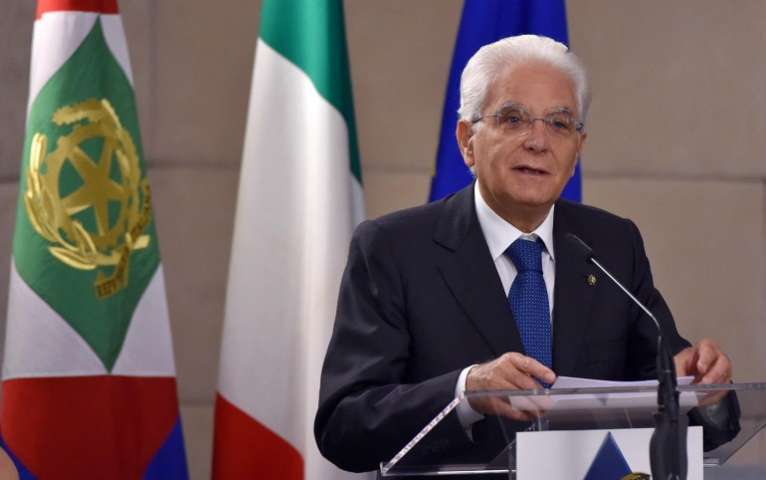 Mattarella sui migranti: "L'Ue metta a punto una politica sull'emergenza dei richiedenti asilo"