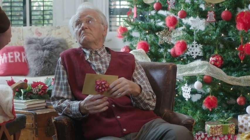 "Cosa regalare al nonno per Natale?" Il nuovo spiritoso e irriverente spot di Pornhub