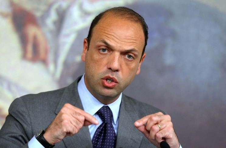 Adozioni gay, Alfano avvisa Renzi: "Al posto suo stralcerei la stepchild adoption"