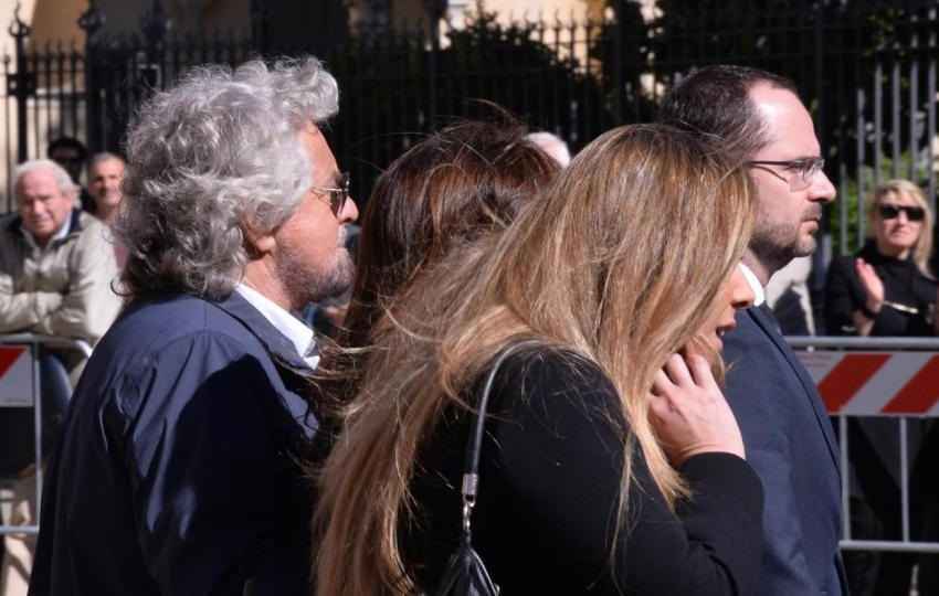 Funerali Casaleggio, Grillo: "Diffamato e insultato perchè lottava contro il sistema"