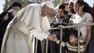 Papa Francesco a Lesbo nel campo profughi: "Vorrei dirvi che non siete soli"