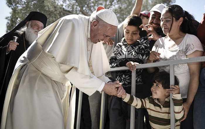 Papa Francesco a Lesbo nel campo profughi: "Vorrei dirvi che non siete soli"
