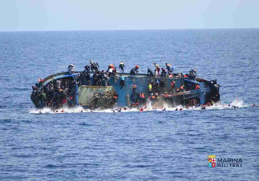 Canale di Sicilia, barcone con 600 migranti a bordo si capovolge: 5 morti, oltre 500 in salvo